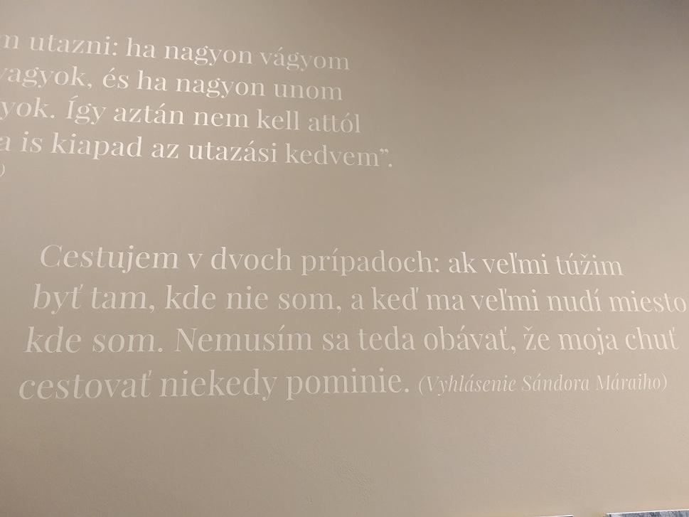 V rodnom dome Sandora Maraia. Je to pán spisovateľ