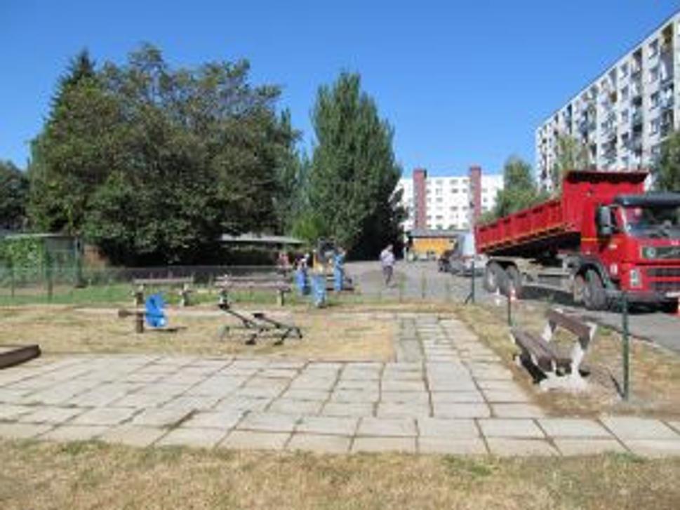 Parkovacích miest je v meste málo. Trávnatý porast ustúpil parkovisku.