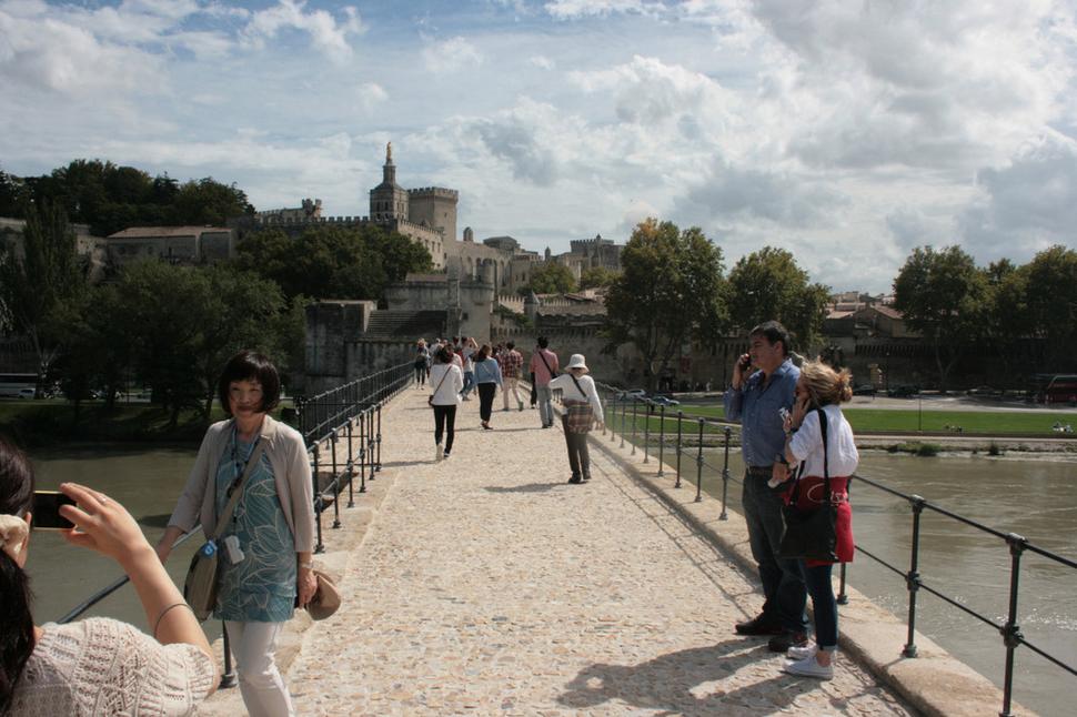 Pohľad na Avignon cez celú dĺžku mosta.
