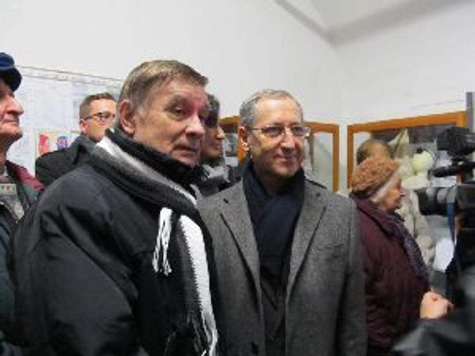 Imrich Chlamtač (vpravo) so svojím spolužiakom na vernisáži výstavy.