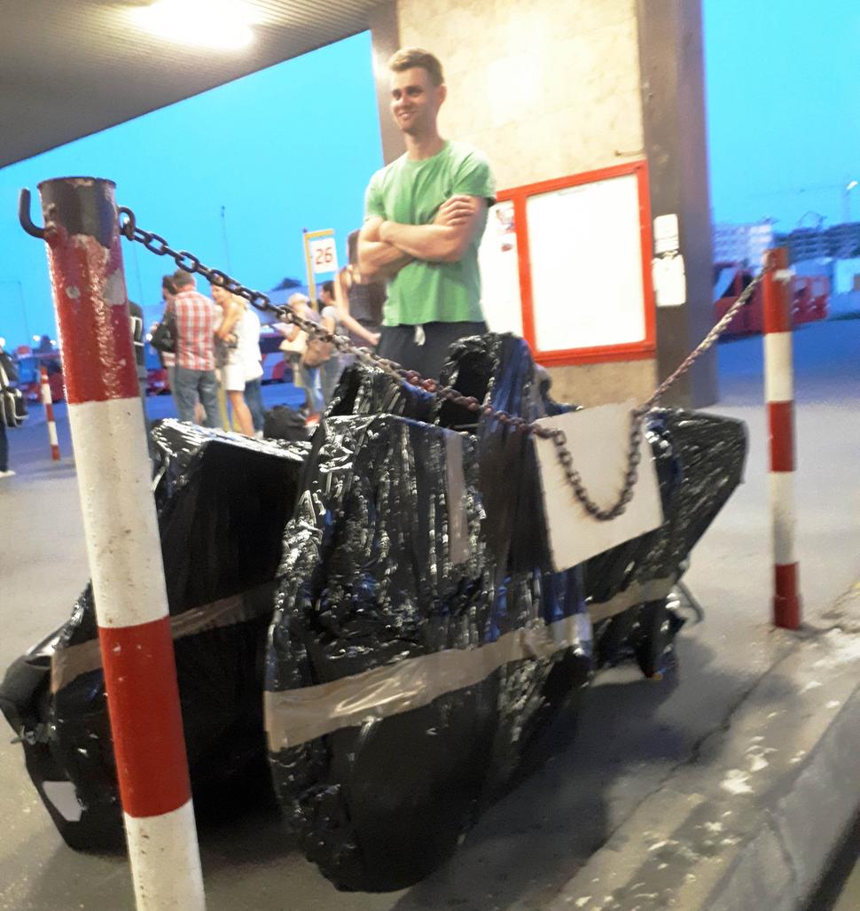 Čakanie na tradičný dovolenkový autobus