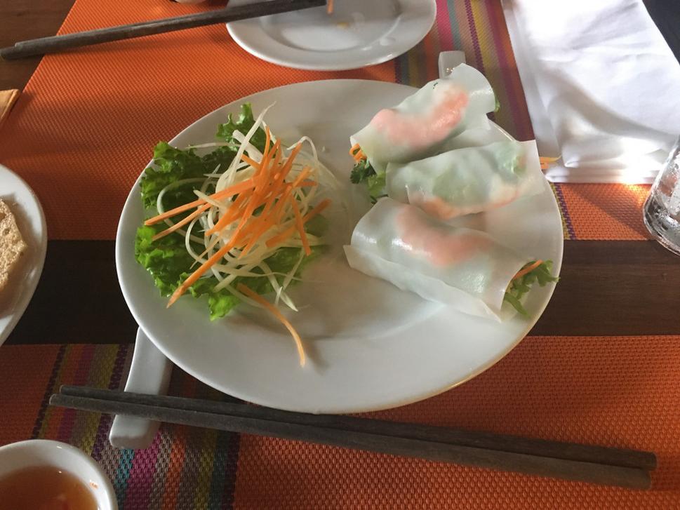 Hoi An je povestný svojou vychýrenou kuchyňou. Vietnamské rolky, ktoré chutia ešte lepšie ako vyzerajú, a to podľa mňa vyzerajú vynikajúco.