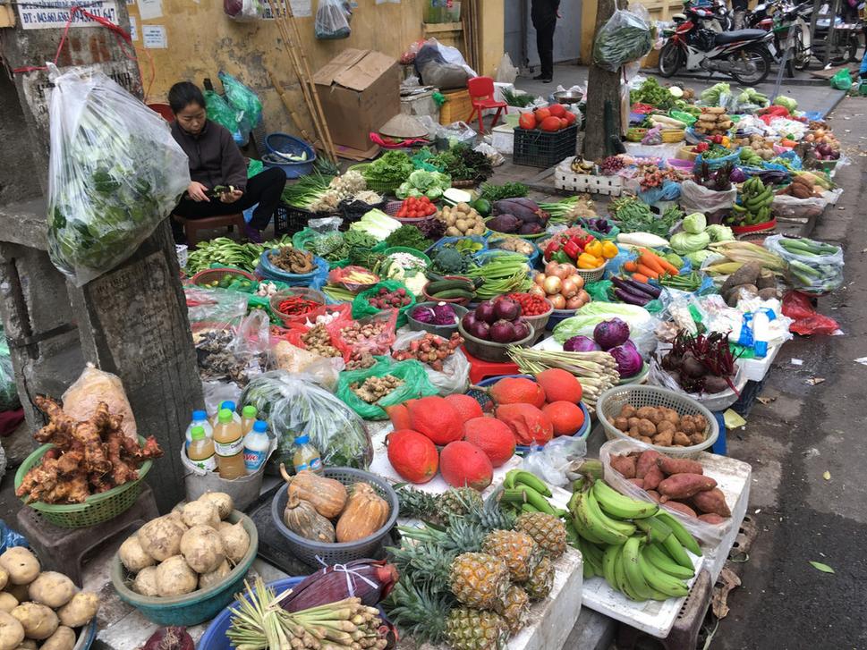 Pouličný trh v Hanoi. Vietnamci sú zvyknutí nakupovať všetky suroviny čerstvé každé ráno.