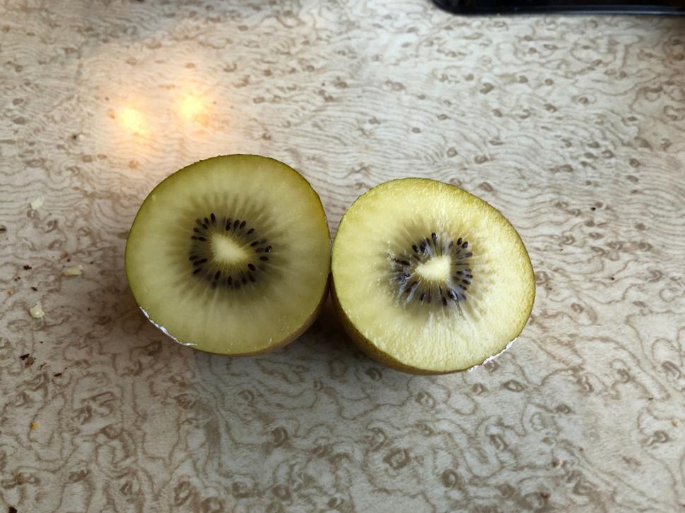 Ochutnal som aj žlté kiwi, ktoré je teda omoc lepšie ako zelené, ale to pred nami Zélanďania taja. Teda dá sa kúpiť len na Zélande, lebo ho nikde nechcú vyviezť.