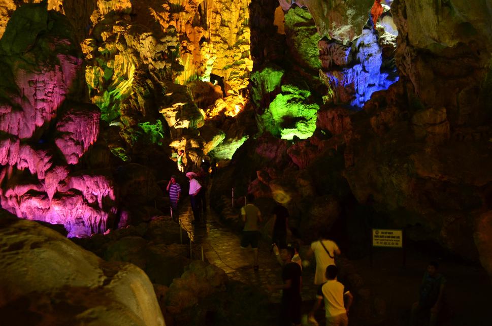 Umelo nasvietená jaskyňa v Ha Long Bay