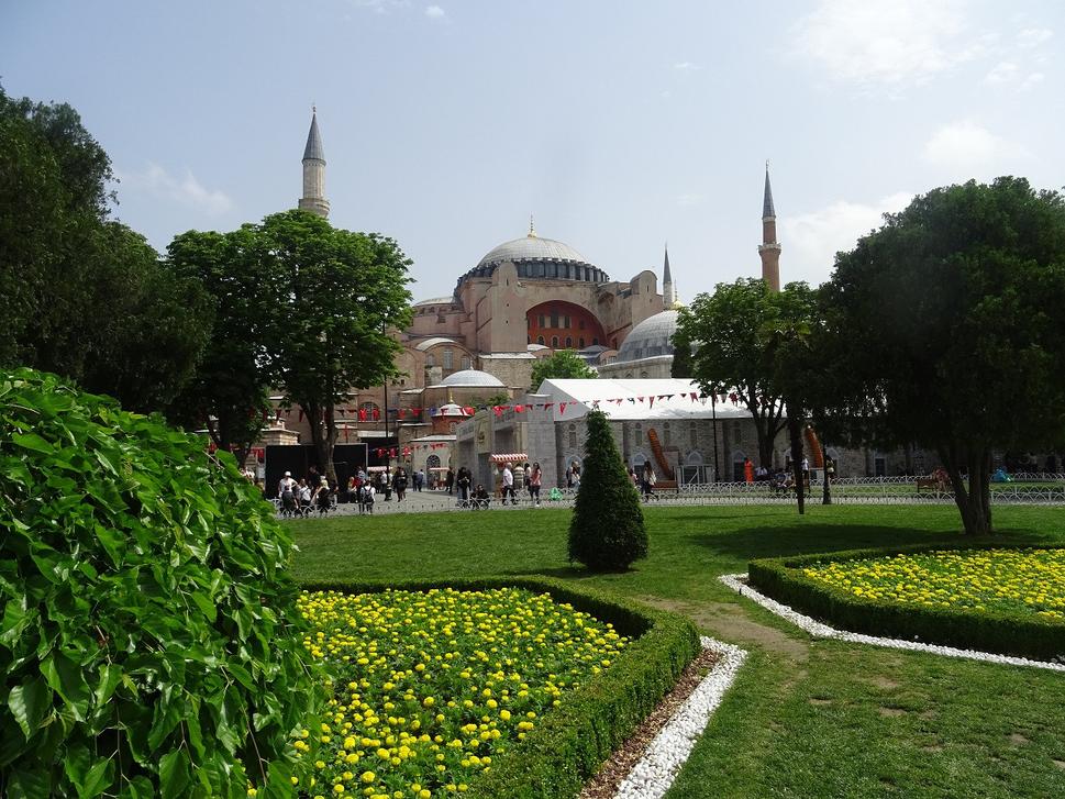 Park pred chrámom Božej múdrosti (Hagia Sofia). V tomto parku sa vedľa fontány začínajú vyššie spomínané prehliadky mesta VIAURBIS.