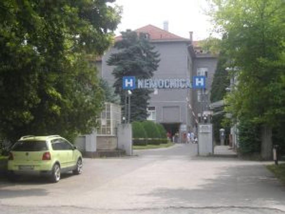 V Mestskej nemocnici prof. MUDr. R. Korca „k 31. 12. 2012 pracovalo 199 osôb (z toho 66 žien) s priemernou mzdou vo výške 707 eur,“ uvádza konsolidovaná výročná správa mesta.