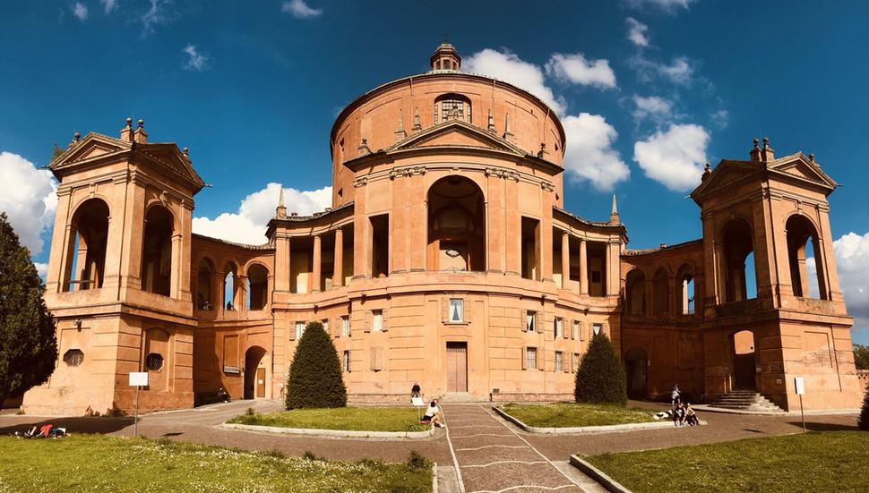 Katedrála San Luca je symbolom mesta Bologna. Nájdete ju na kopci nad mestom. Vedú k nej arkády dlhé niekoľko kilometrov.