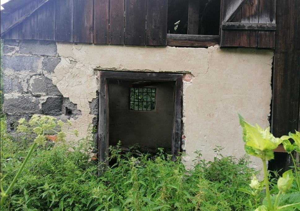 rozmeníme si chalúpku na drobné. Vľavo je murovaná časť.