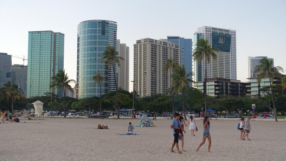 Pláž Kahanamoku s mrakodrapmi na pozadí. Autor: Ľubor Šešera, licencia: CC BY-SA 4.0.