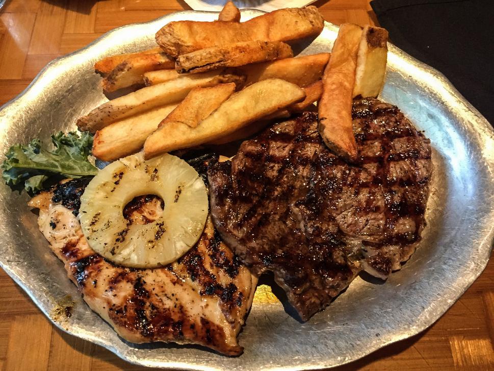 A co taky steak hranolky a nejake kurciatko k tomu.Je to pestre tak preco nie po celodennom chodeni a vozeni sa.
