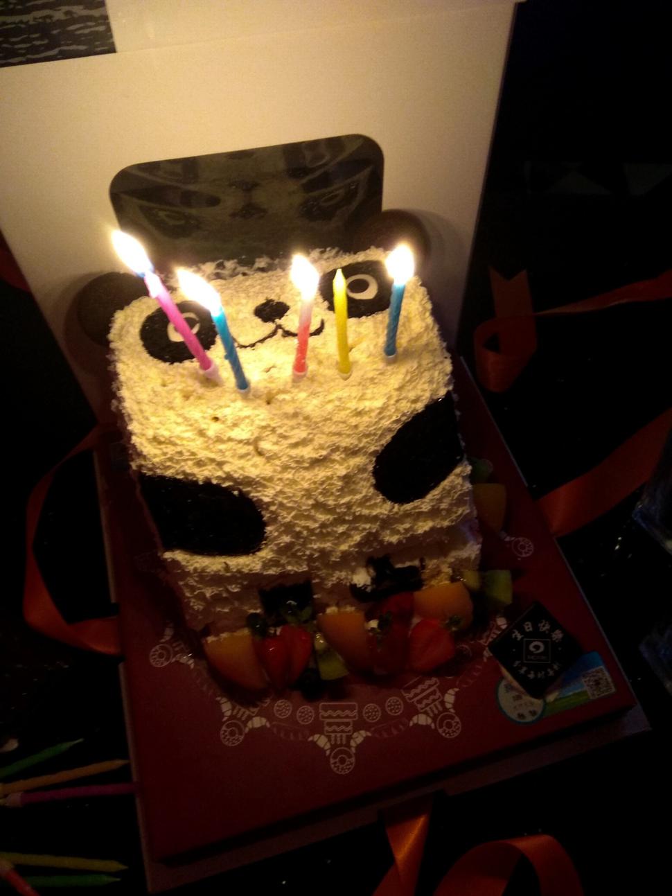 Torta v tvare pandy s čerstvým ovocím chutila veľmi umelo, keďže Číňania si len veľmi pomaly zvykajú na mliečne výrobky. Zvykom je nechať kúsok torty a doslova ňou obhádzať oslávenkyňu. My sme to však nerobili.
