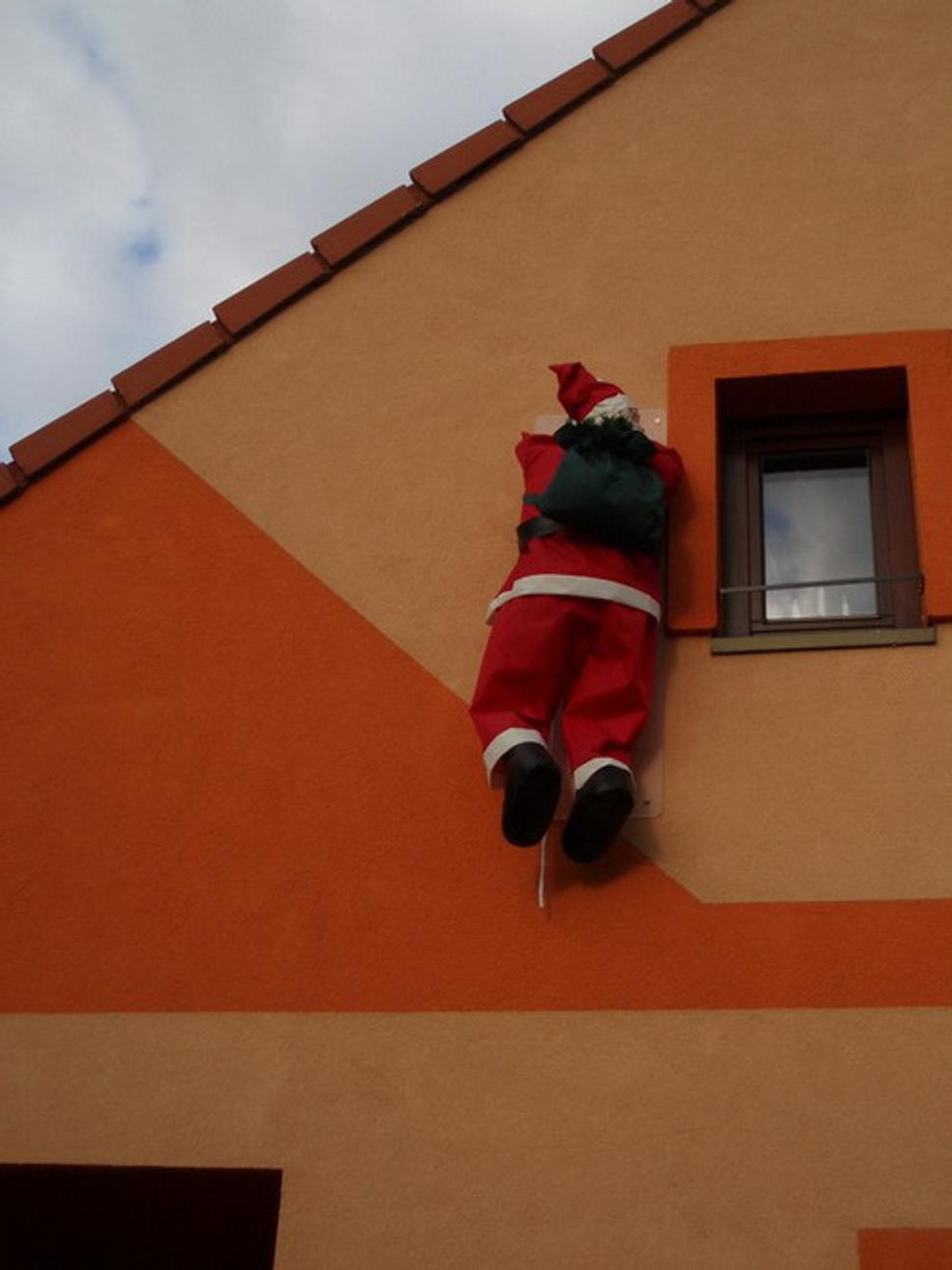 ...a našla som jednoznačný dôkaz, že Santa Claus existuje...akuraát, že si trošku pomýlil čas :) pristihla som ho, ako sa štverá do komína jedného rodinného domu v Rusovciach...