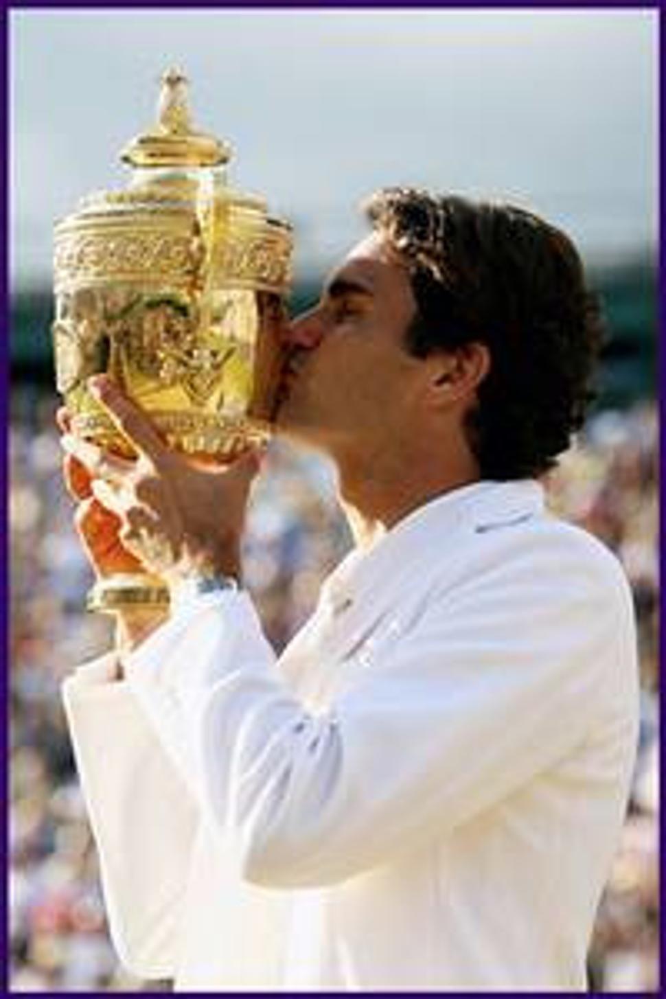 Roger Federer s pohárom pre víťaza
