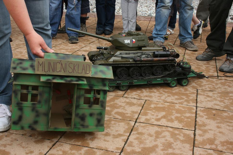 Diaľkovo ovládaný model tanku T 34 / 85 s modelom muničného skladu - práca modelára Vladimíra Mohra.