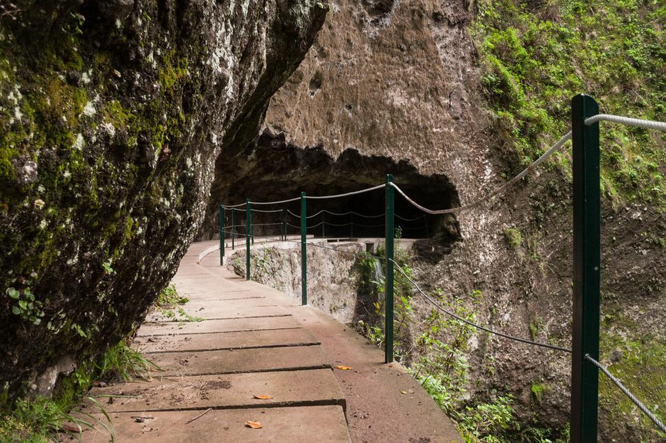 Krátky tunel na leváde Lombada da Ponta do Sol