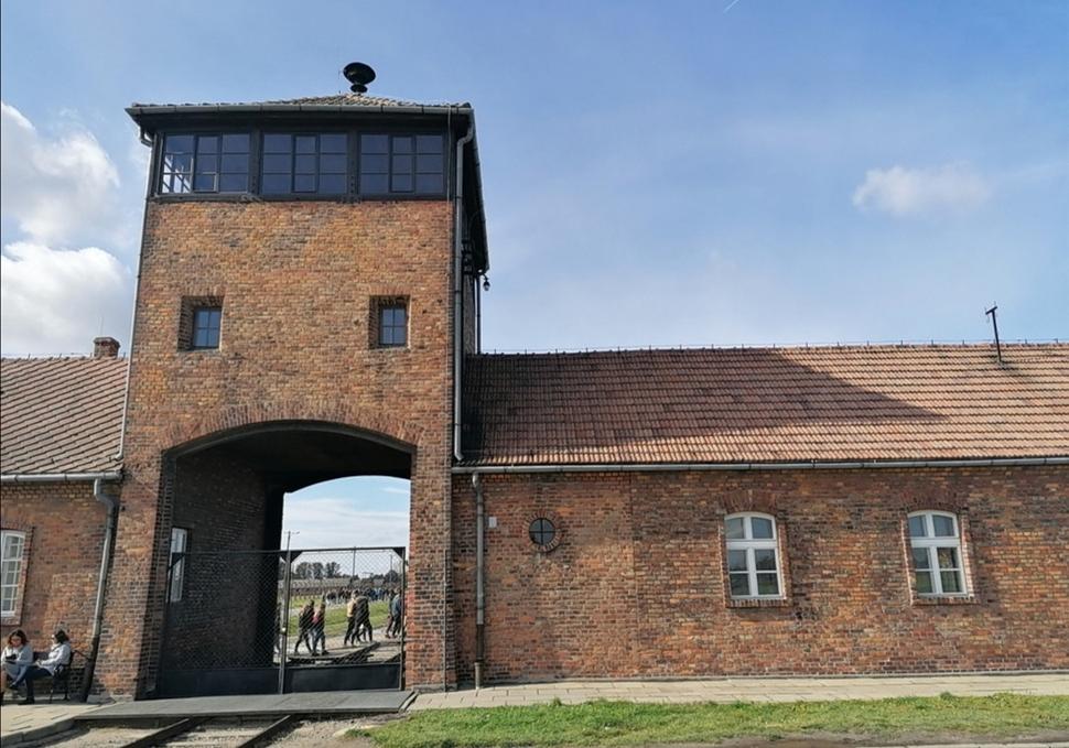 vstup do tábora Auschwitz II. Po koľajniciach prichádzali transporty smrti...