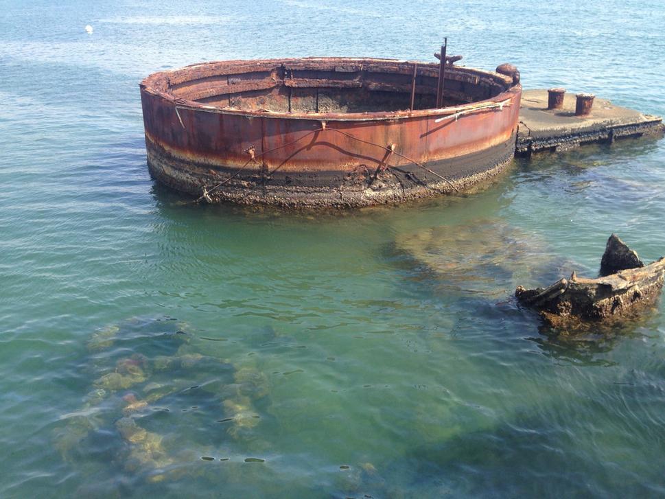 Potopený križník USS Arizona leží stále v zálive zatopený ako pamätník obetiam útoku