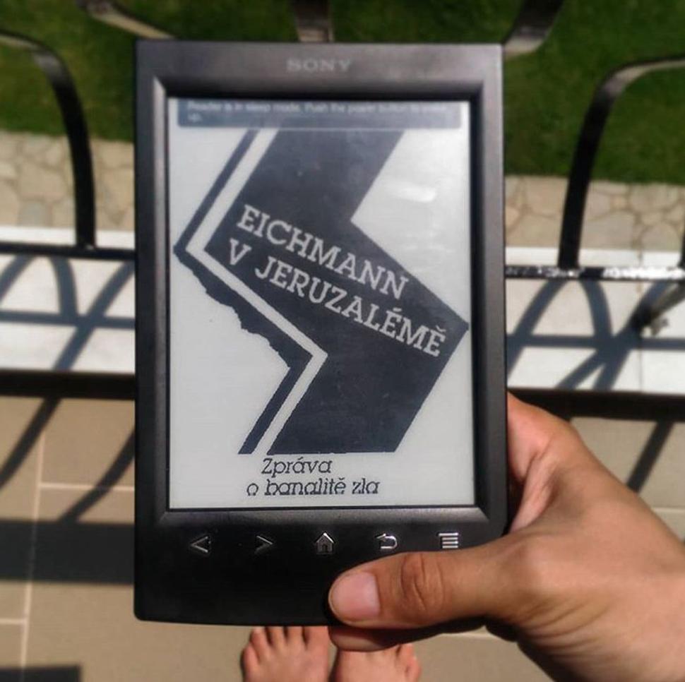 S Eichmannom na dovolenke, priznám sa, že takéto knihy je lepšie čítať na slniečku
