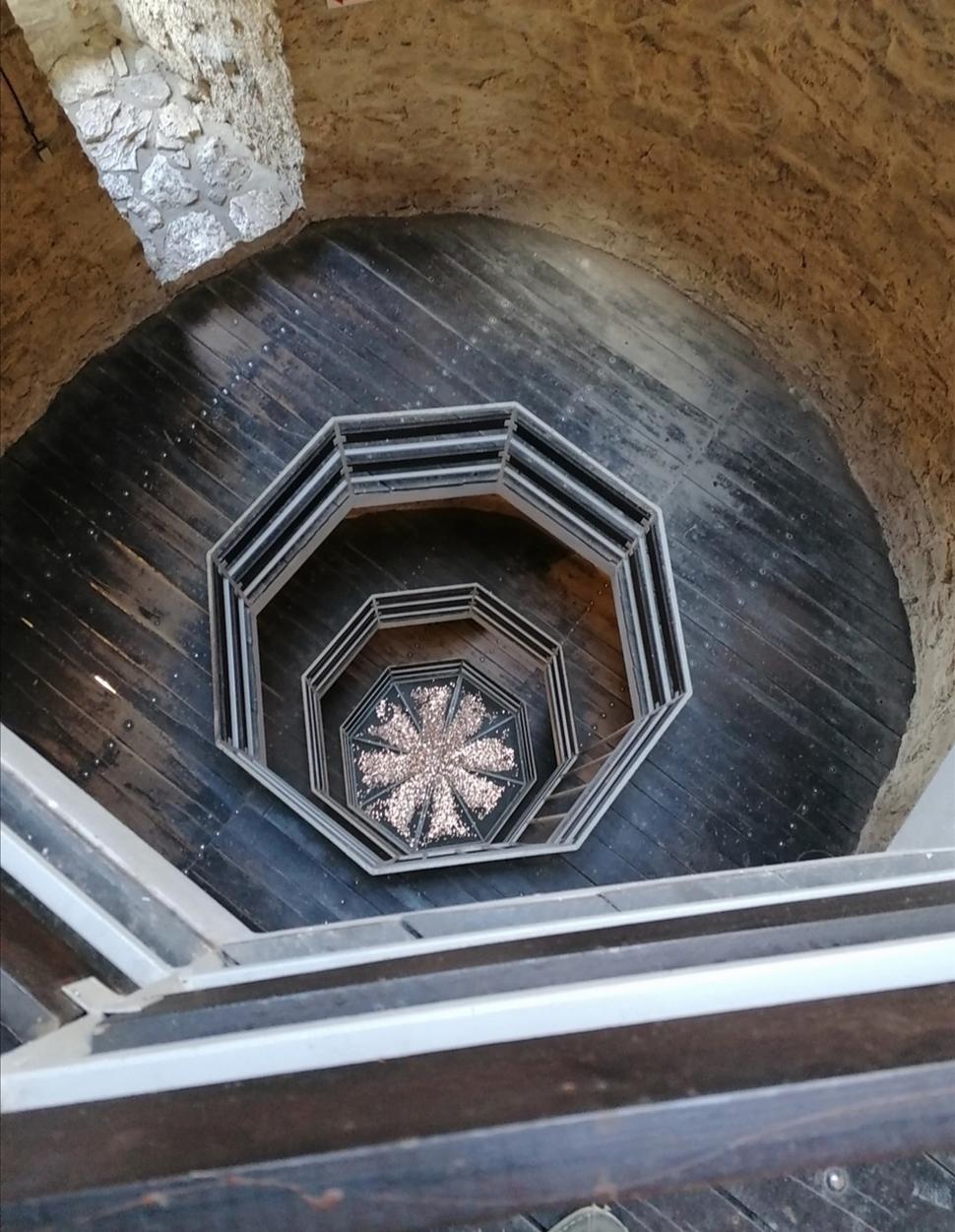 pohľad z kruhových schodov dole (kde sa nachádzajú mince od turistov)