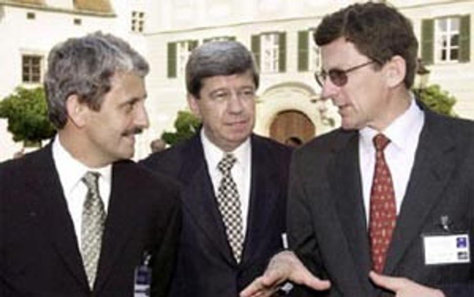 V Bratislave v máji 2001 na stretnutí o NATO s premiérom Mikulášom Dzurindom a americkým diplomatom Marcom Grossmanom