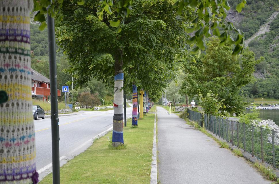 do takýchto vtipných štrikovaných odevov sú oblečené stromky v Eidfjorde