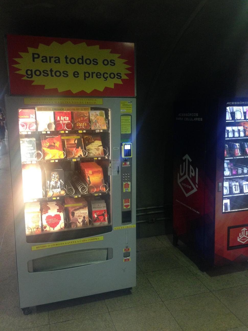 Okrem automatu na colu v metre nájdeme aj automat na knihy, ktorý je veľmi populárny. Dvakrát som videl ako ho dopĺňajú novými titulmi.