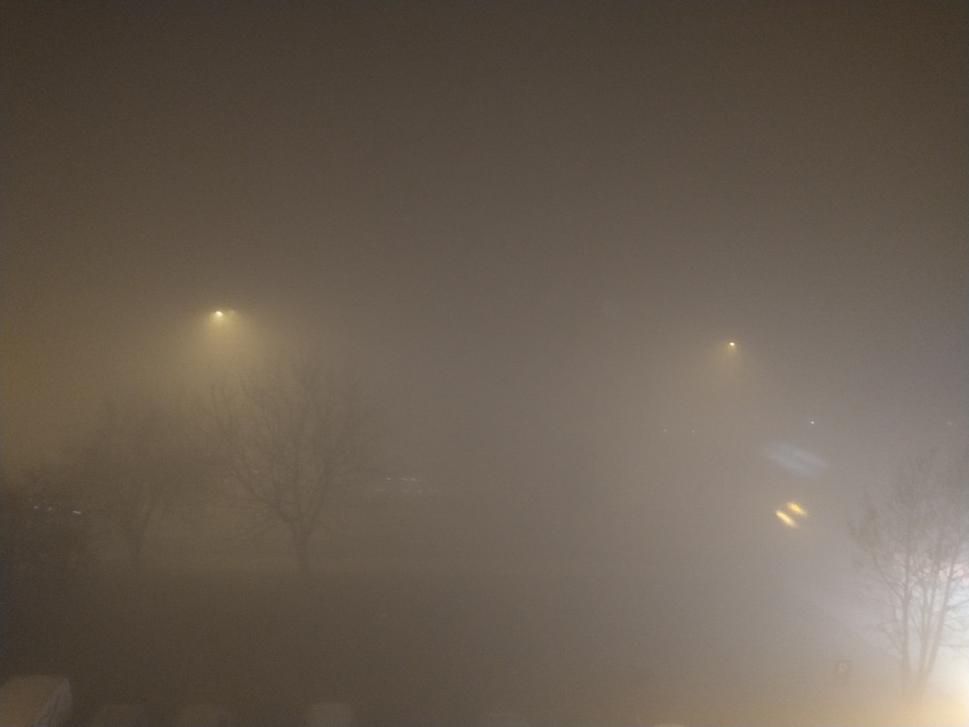 Smog v Sarajeve - znečistené ovzdušie je jedným z hlavných súčasných problémov. Cez zimu Sarajevo patrí k najznečistenejším mestám na svete a počas najhorších dní sa odporúča nevychádzať z príbytkov.
