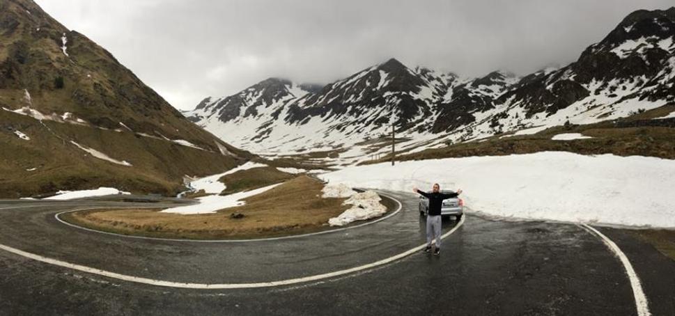 Serpentíny transfagarašskej magistrály sa kľukatejú do výšky 2500 m.n.m. Celý horský prechod sa zvyčajne otvára až v júli, keď sa roztopia záveje snehu.