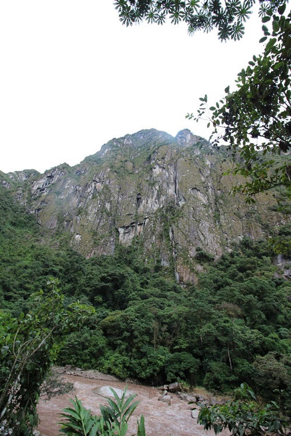 Neskutočné skalné scenérie všade naokolo Machu Picchu