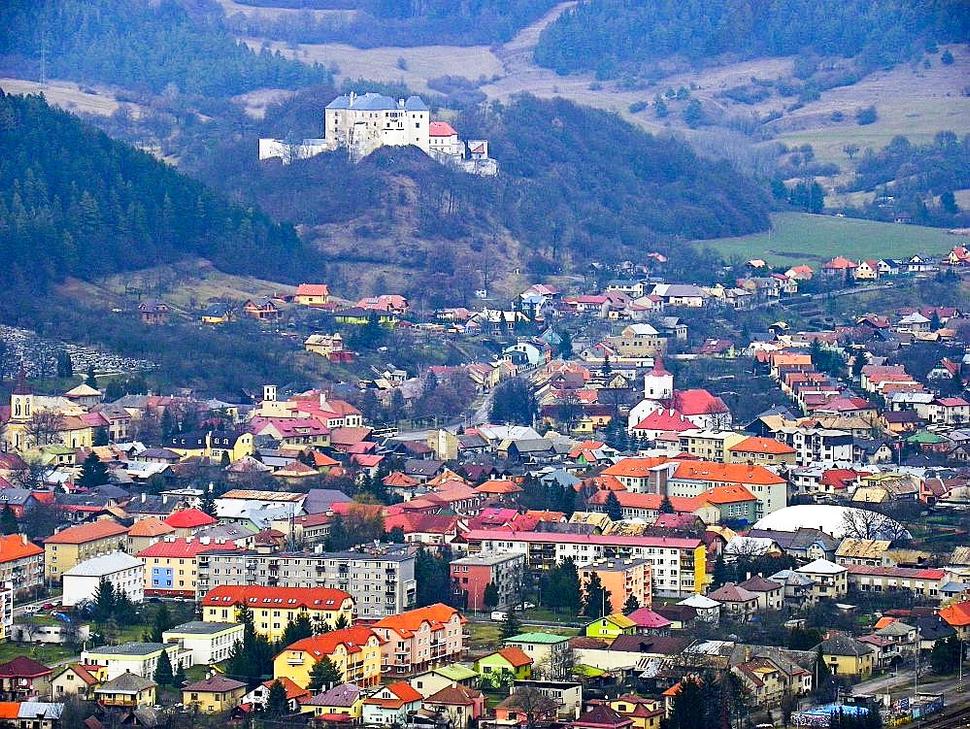 Slovenská Ľupča a Ľupčiansky hrad zo Šupína.