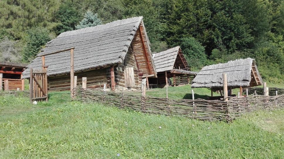 Ukážková osada s pradávnymi obydliami.