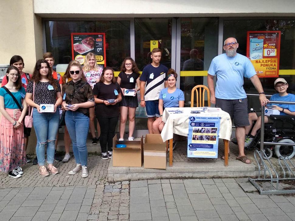 Rodina pomáha s organizáciou zbierky Belasý motýľ na pomôcky pre ľudí s ochorením, s akým žije Danko a Samko.