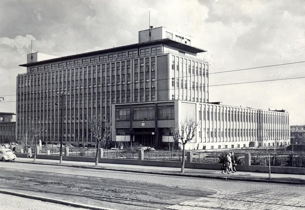 stará administratívna budova, postavená v roku 1948