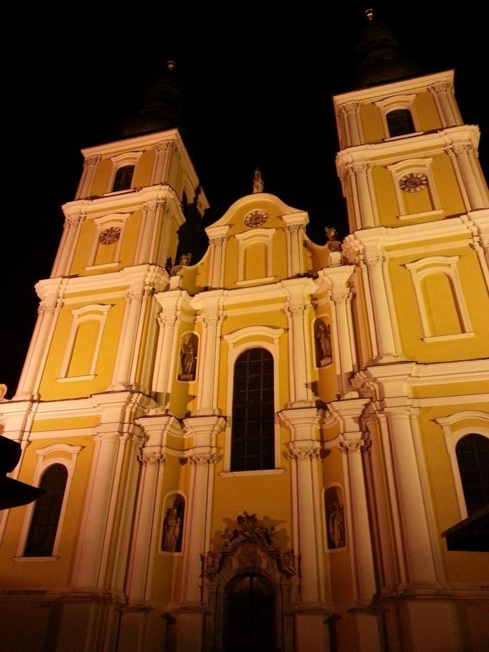 Mariatrost Graz. Postavená v rokoch 1714-1724 v barokovom štýle. Výška hlavných veží je 61m.