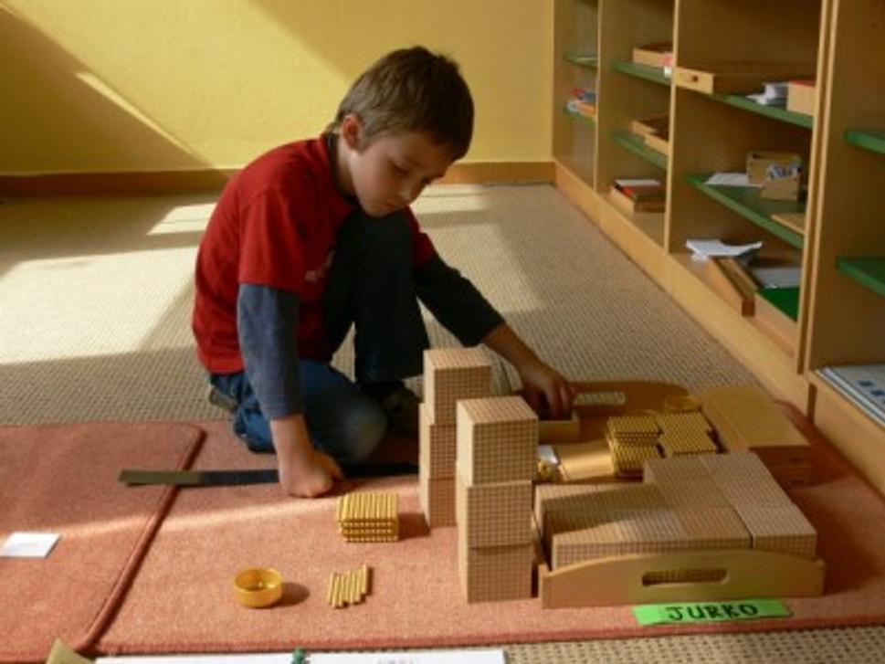 Jurko zo Súkromnej základnej školy s materskou škôlkou v Bratislave s rovnakou pomôckou Montessori
