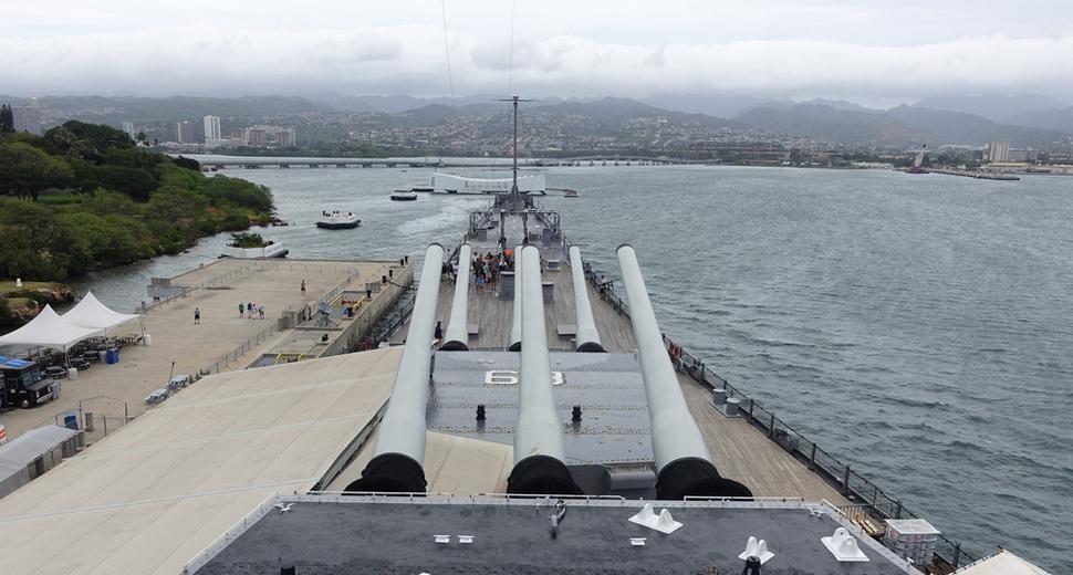 Pohľad z kapitánskeho mostíka bojovej lode USS Missouri. Autor fotografie: Ľubor Šešera. Licencia: CC BY-SA 4.0.