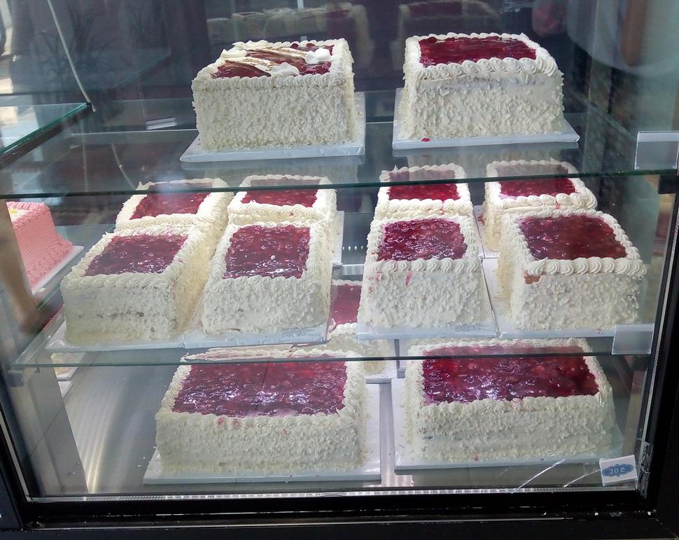 nadrozmerné višňové torty v prepočte za necelých 7€
