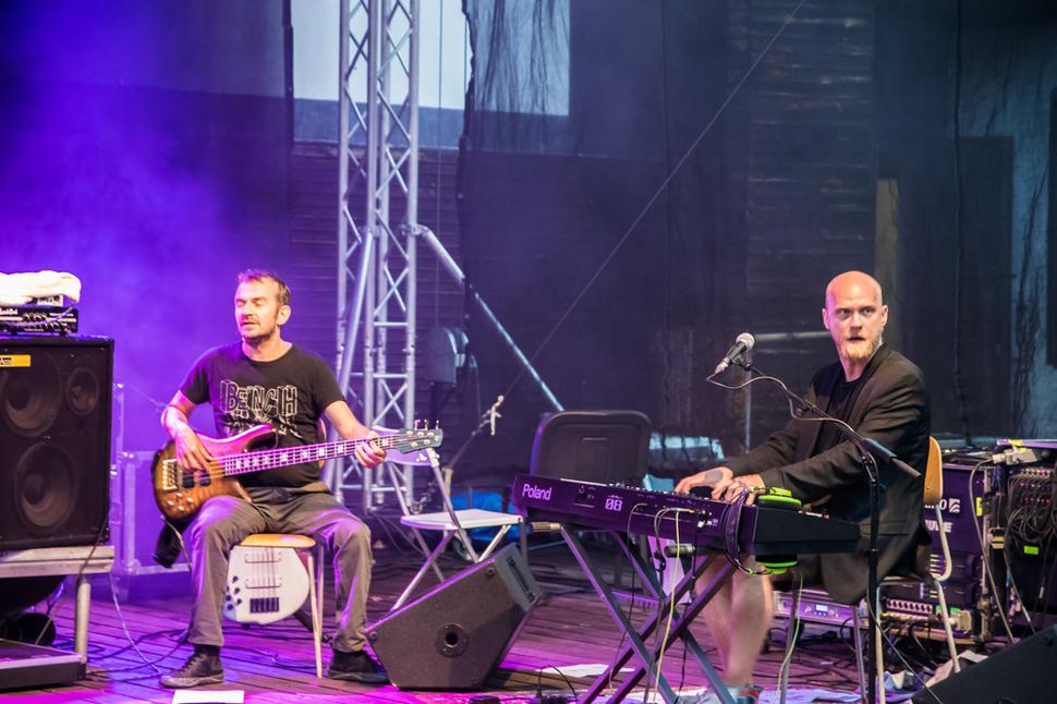 Marek Minárik (basgitara) Vladislav Šarišský (klavír)