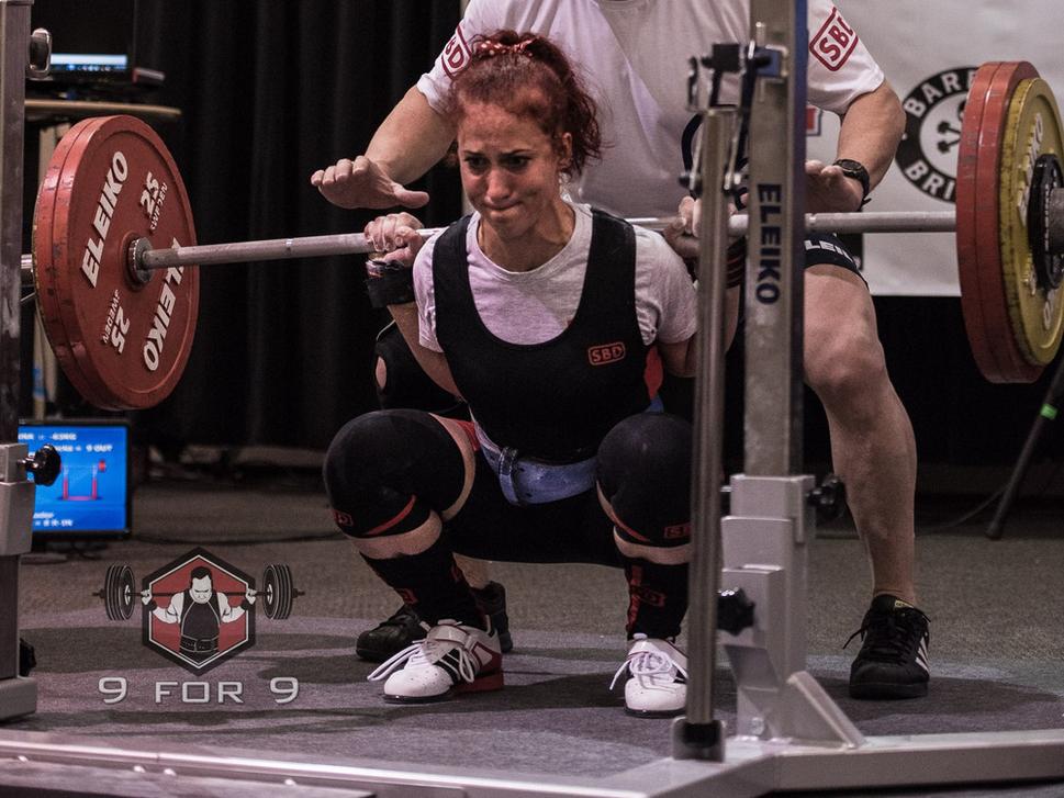 Ivana Horná pri pokuse na drep 160kg.