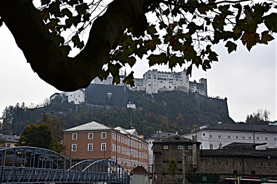 Sychravé a nevľúdne počasie Salzburgu na príťažlivosti nič neuberá. Obligátny pohľad na hrad.