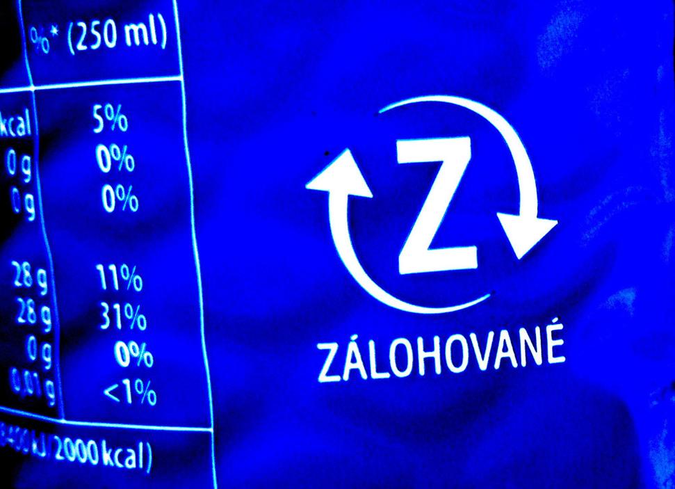 2.Z s dvoma šípkami nájdeme na zálohovaných fľašách. Písmeno Z bez šípok je hlavným symbolom ruskej bojovej techniky