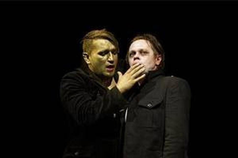 Na fotografii: Milan Ondrík (Apollón Foibos), Robert Roth (Orestés)