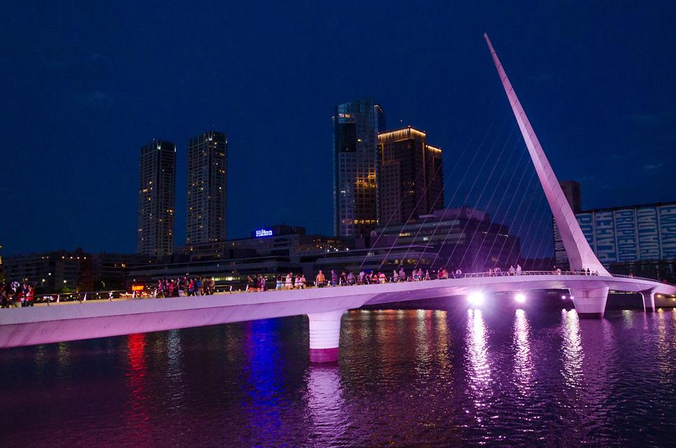 Okrem pozorovania hviezd a predstavení tanga je Puente de Mujeres (Most žien) jednou z atrakcií v Puerto Madero.