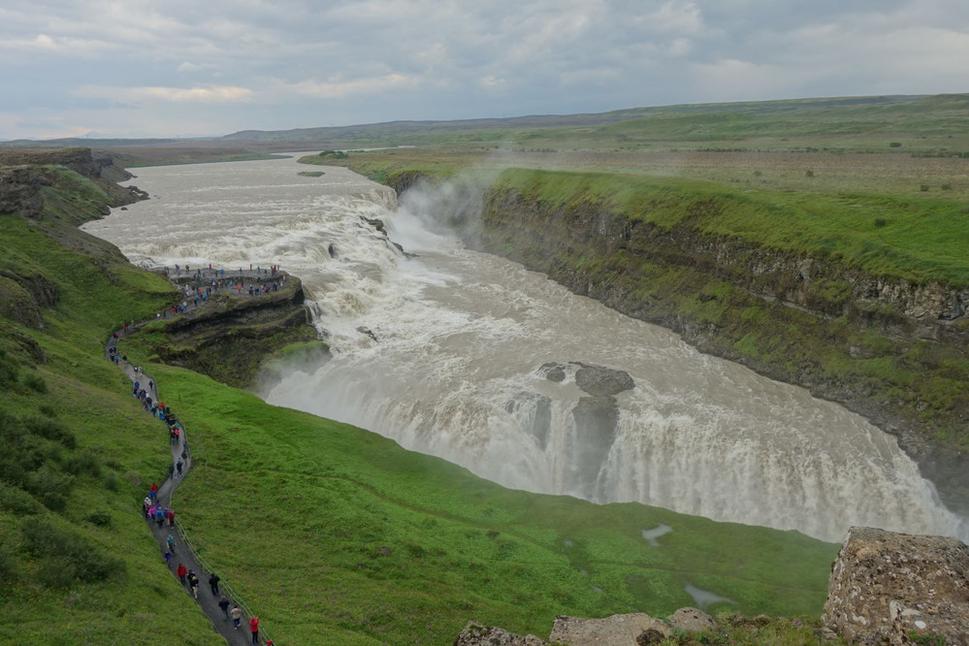 Gulfoss a spolu s ním nespočetné množstvo turistov