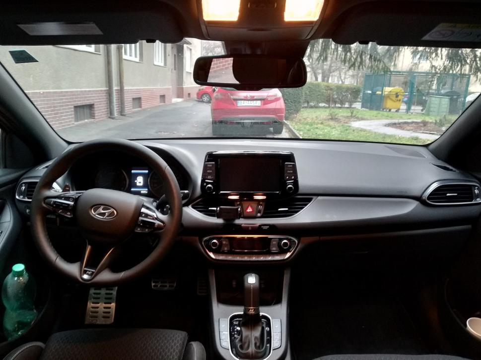 Výborný Nkový volant, intuitívny dotykovo- mechanický infotainment, Volič prevodovky sa mi na fotkách nepáčil, ale opak je pravdou. Do ruky padne skvele.
