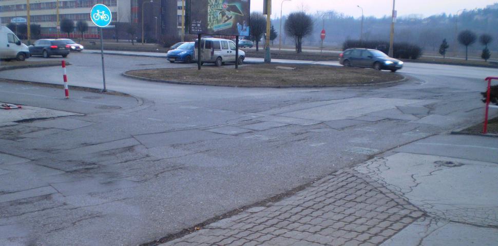 Cyklistom kazia radosť takéto kamienkové medzery.