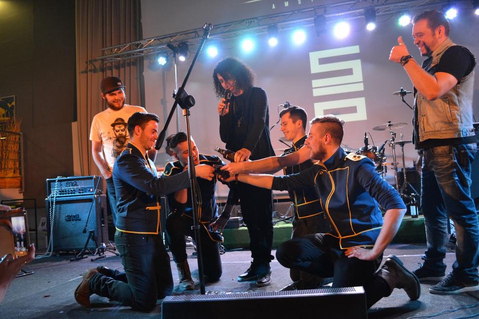 Sanchez Amsterdam krstia svoj debutový album. Zľava krstný otec Peter Mikušek, v strede Jimi Cimbala, vpravo Zoltán Tóth.