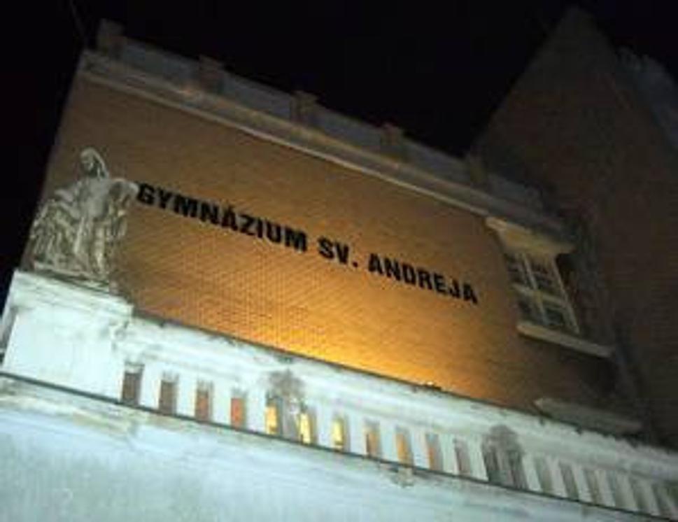 Gymnázium sv. Andreja na rovnomennom námestí.