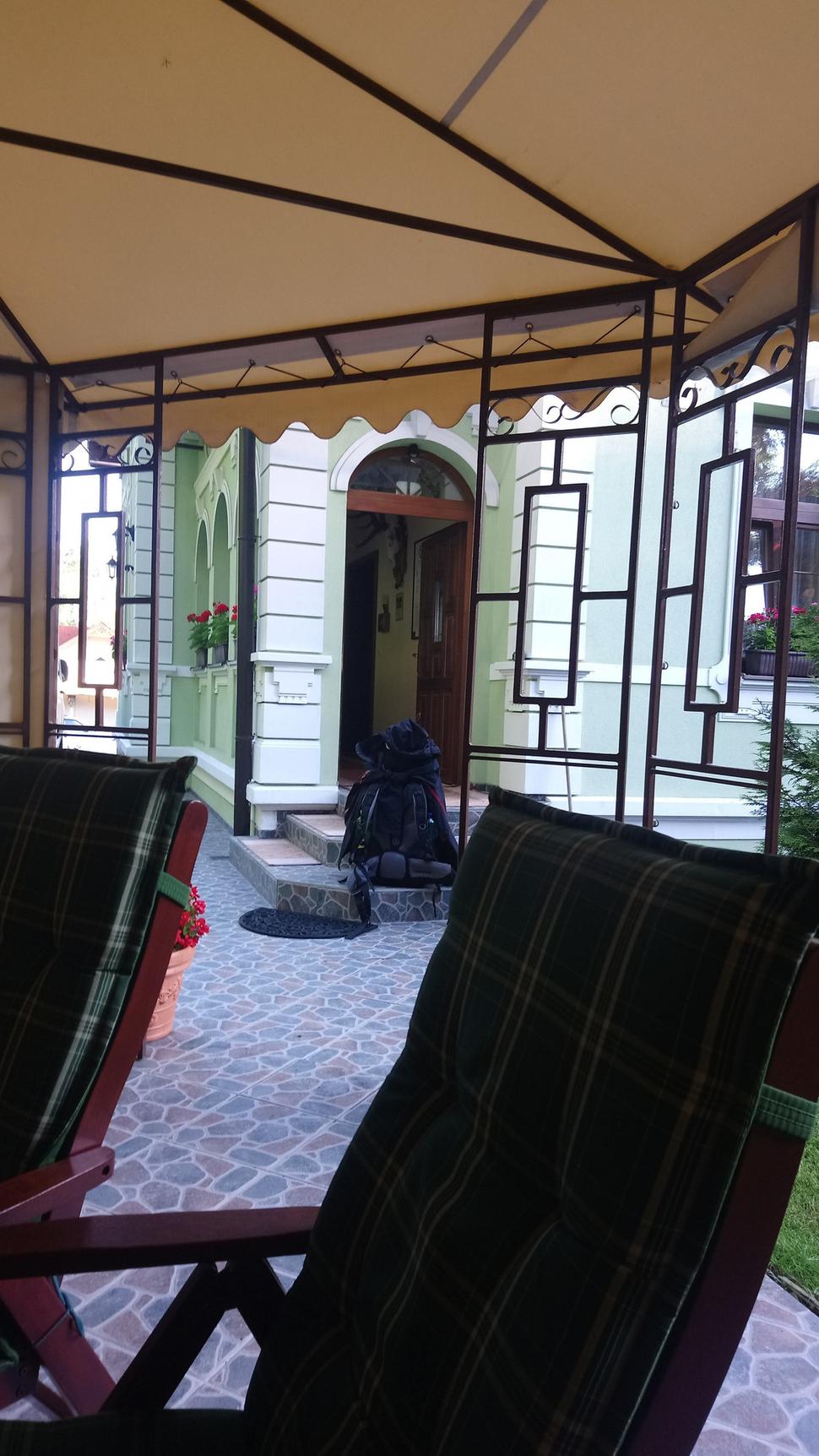 Zlatý jeleň - pohľad na vstupné dvere z besiedky